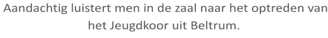 Aandachtig luistert men in de zaal naar het optreden van het Jeugdkoor uit Beltrum.